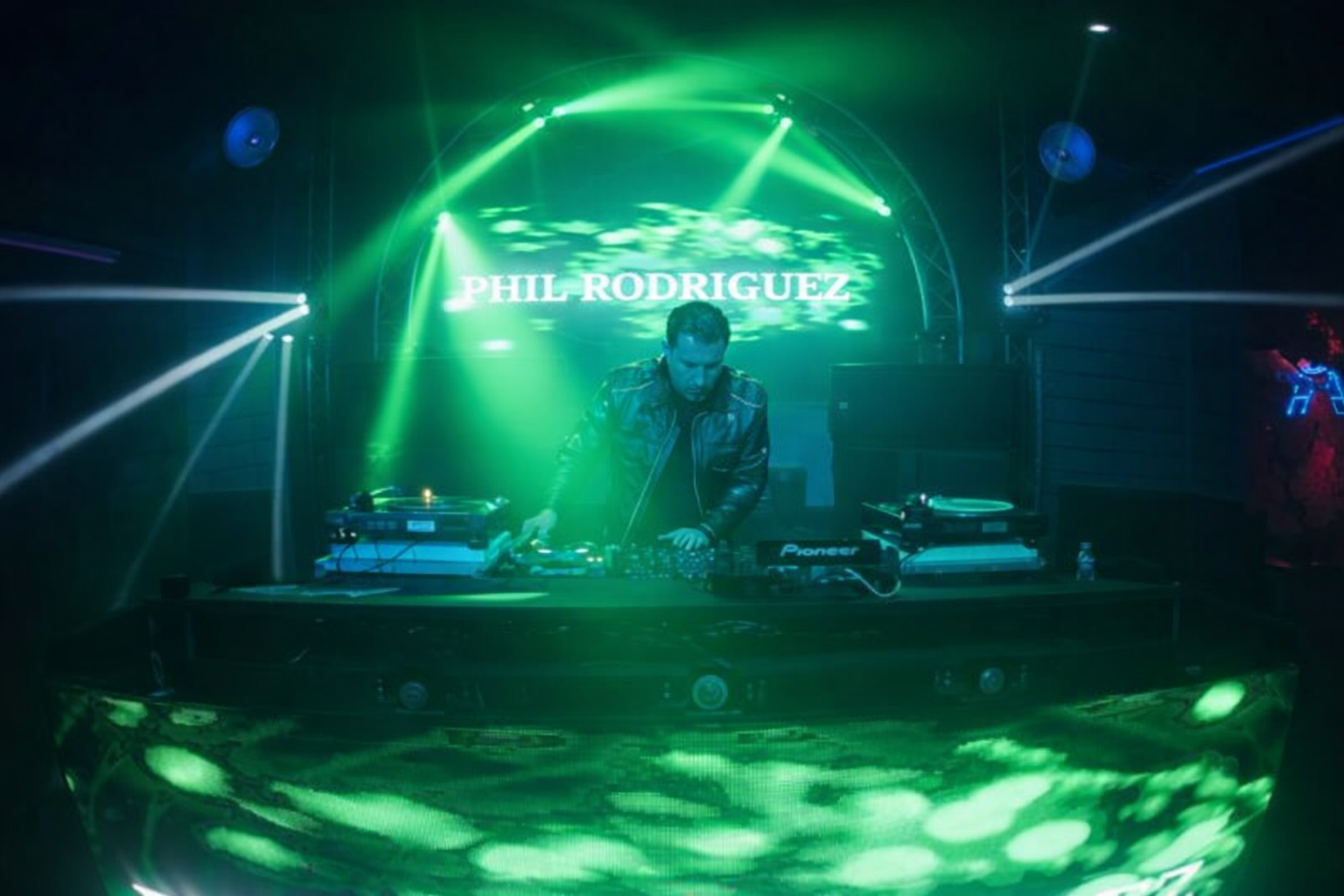 DJ photo - green